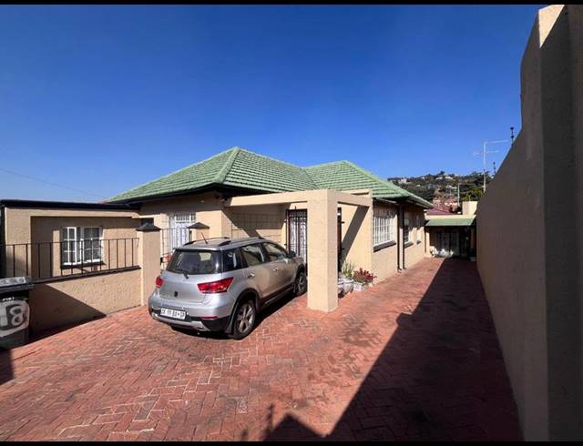 6 BEDROOM HOUSE FOR SALE IN ORANGE GROVE